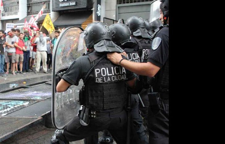 Durante las protestas hubo forcejeos con la Policía, que respondió con palos y gas pimienta.