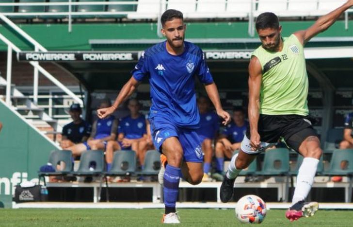 Álvarez prepara su remate ante la mirada de un rival.