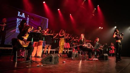 El espectáculo promete ofrecer una propuesta artística única y comprometida.