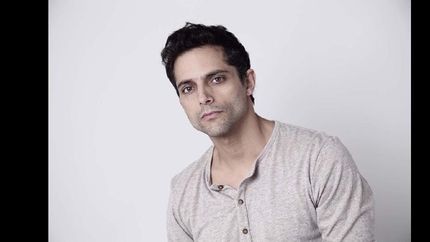 El actor nació el 26 de agosto de 1974 en Lomas de Zamora, vivió en José Mármol.