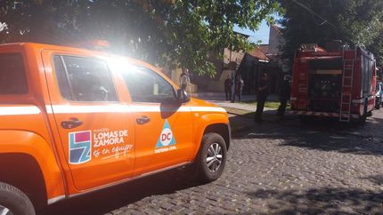 Defensa Civil y los Bomberos de Lomas, presentes en el lugar del incendio. Defensa Civil y los Bomberos de Lomas, presentes en el lugar del incendio.