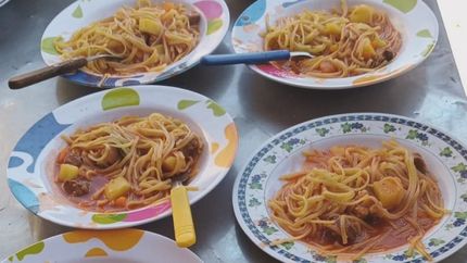 Para que la gente del comedor pueda preparar un plato de comida para donar.