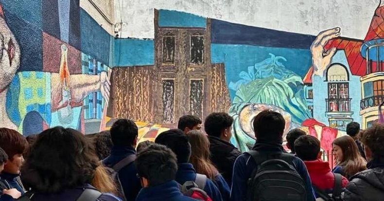 El mural Casa Tomada -basada en un cuento de Julio Cort&aacute;zar, en una de las paredes del Country Club.
