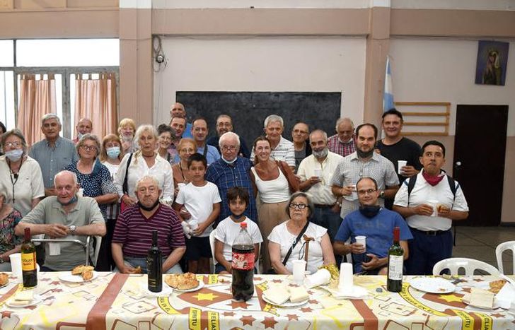 El Padre Francisco tuvo un festejo por sus 65 años de sacerdote.