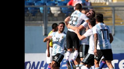 Julián Álvarez metió un golazo de tiro libre para el triunfo argentino.