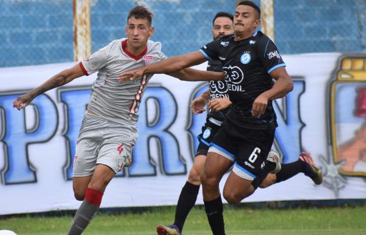 Ardiles intenta escapar frente a Machín.