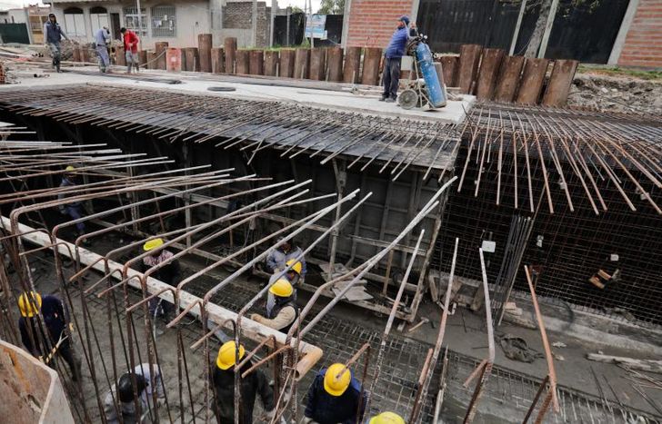 Edifican una planta con bombas hidráulicas y un canal de descarga.