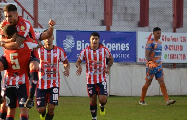 Campana festeja su gol ante San Carlos.