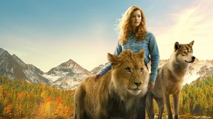 Una joven y dos animales huérfanos.