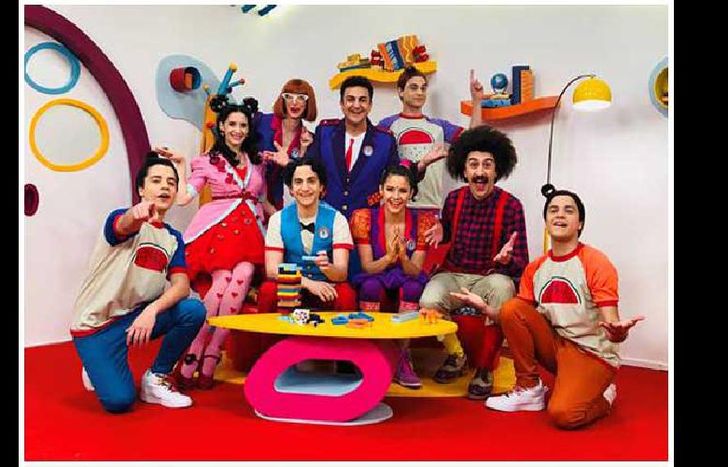 Lila, la conductora del monorriel, recibe un regalo especial.