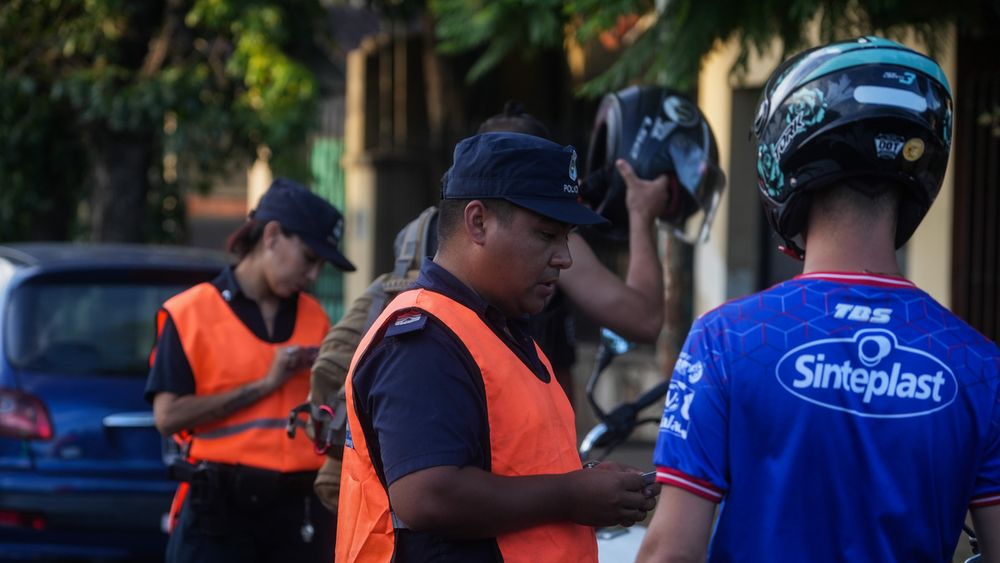 De día y de noche hacen operativos para fortalecer la seguridad en Lomas.