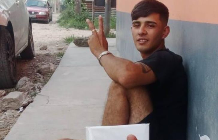 El joven vendedor ambulante necesita una operación.