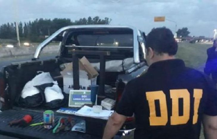 Al requisar la camioneta hallaron los estupefacientes.