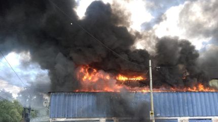 Las llamas provocaron un intenso hubo en toda la zona.