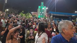 Cientos de personas participaron del cacerolazo del miércoles.