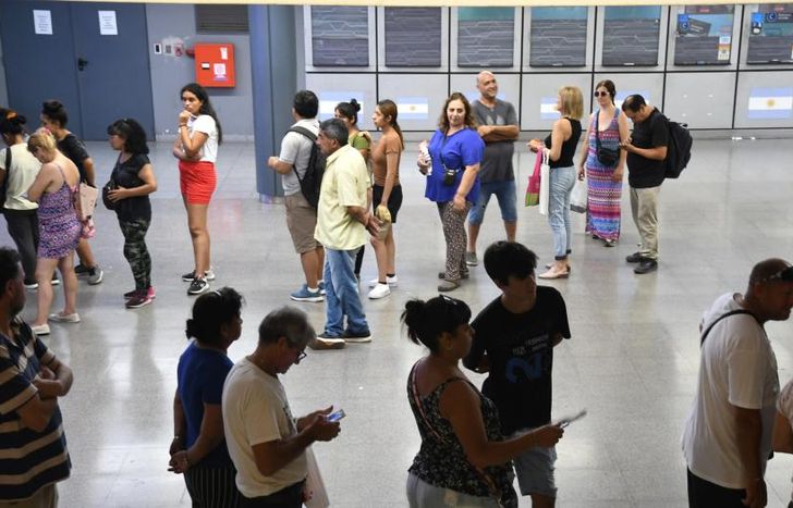 Hay largas filas para registrar la tarjeta SUBE ante el aumento de tarifas.