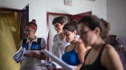 Las mujeres que editan una revista.