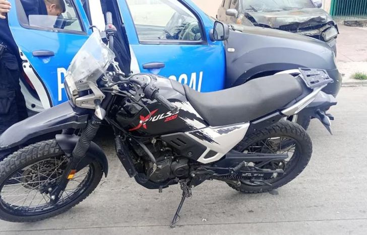 La moto en la que circulaba el prófugo detenido.