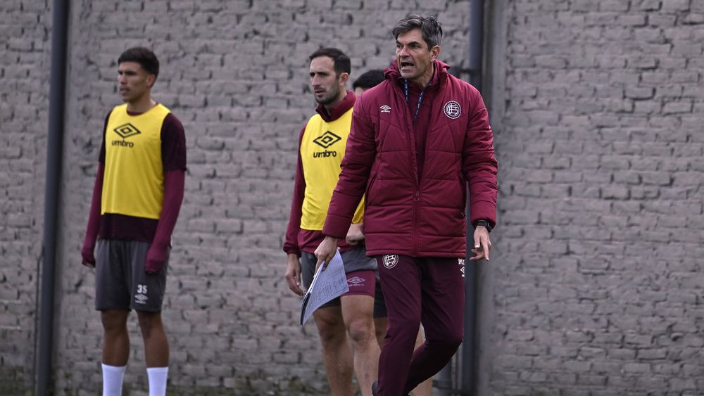 Mauricio Pellegrino mete mano en la formación de Lanús.