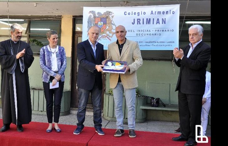 22-04-16 El Colegio Jrimian homenajeó a las victimas del genocidio armenio 01