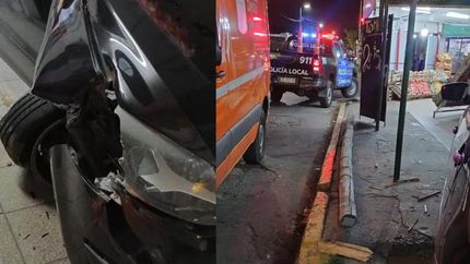 El auto impactó contra el poste y terminó con importantes daños.