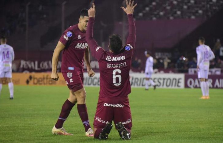Braghieri festeja su gol y la clasificación.