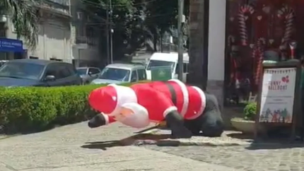 Recibe fotos de Papá Noel bizarro.