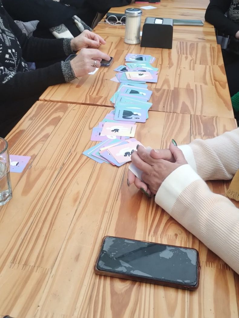 Ofrecen cartas con preguntas que sirven para romper el hielo.