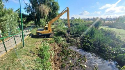 Una máquina ingresa al espejo de agua para las extracciones. Una máquina ingresa al espejo de agua para las extracciones.