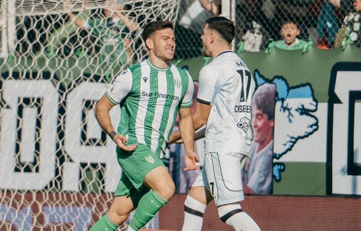 Martín Río anotó dos goles en el último triunfo de Banfield.