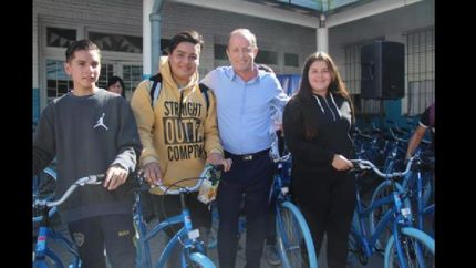 Martín visitó escuelas de Lomas y entregó bicicletas a estudiantes