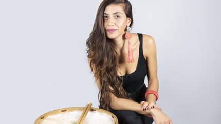 La percusionista Mariana Mariñelarena llega a Llavallol para brindar un taller único.