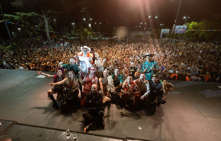 Miles de vecinos se acercaron a disfrutar del Carnaval en la Plaza Grigera.