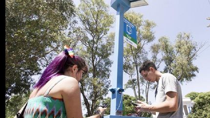 instalan torres solares para poder cargar el celular y acceder a wi fi en las plazas