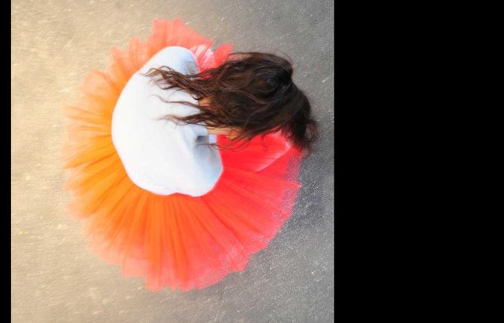 la obra investiga la memoria colectiva grabada en el cuerpo.