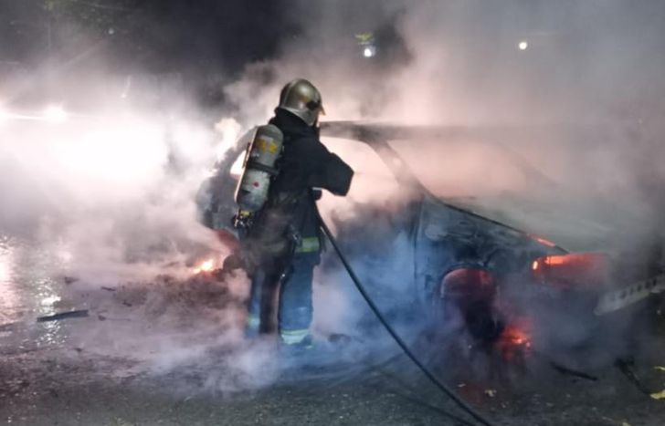 El auto fue consumido por el fuego, pese al rápido accionar de los Bomberos de Lomas.
