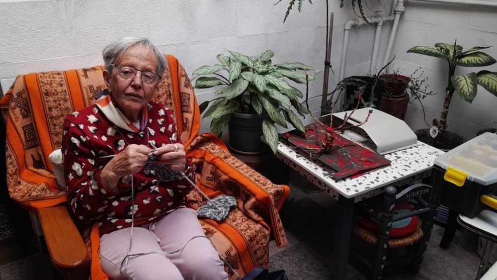 Aida volvió a tejer gracias a una campaña solidaria.
