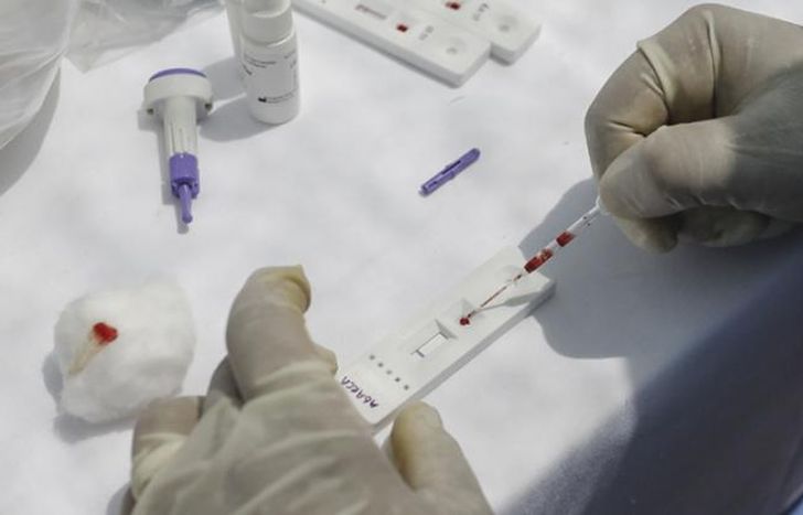 Destacan los primeros test serológicos fabricados en el país.