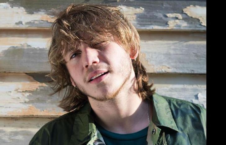 , en Twitter circulan algunas versiones (que tan solo son rumores) sobre la vida privada del artista