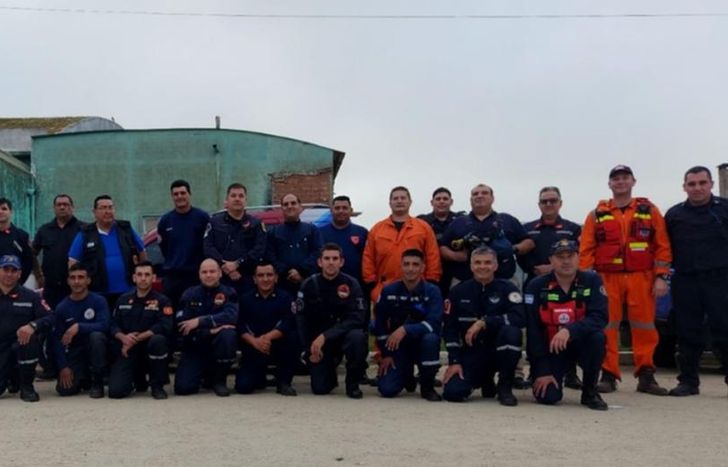 La brigada que viajó a Villa Gesell, con un bombero de Lomas.