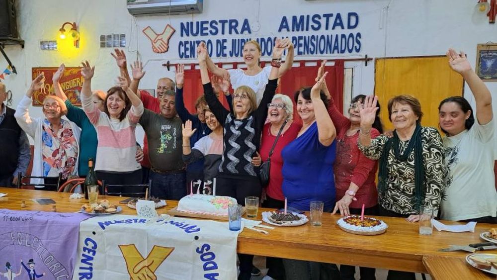 Los vecinos se divierten mensualmente en cada mateada.