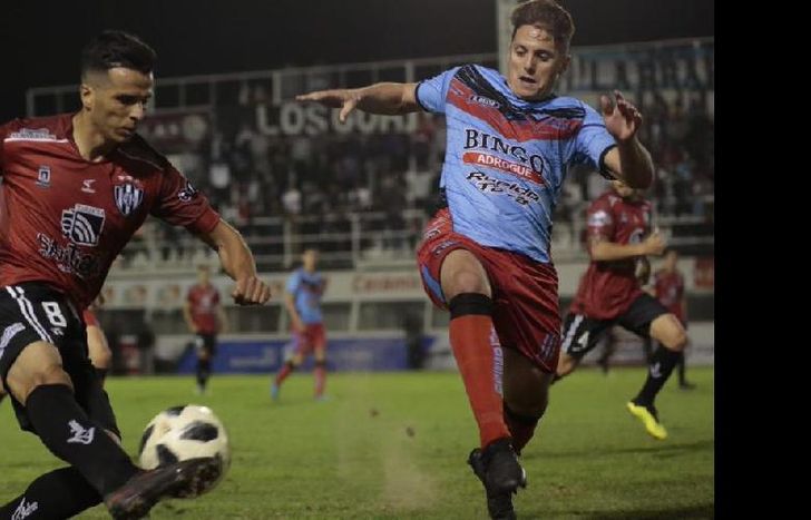 Juan Manuel Olivares busca interceptar un intento del conjunto local. (Foto Prensa Central Córdoba).