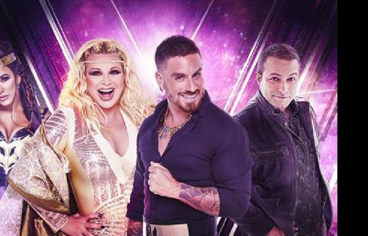 más de 15 artistas en escena.