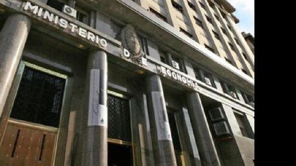 por la devaluacion, la deuda publica ya representa casi un pbi