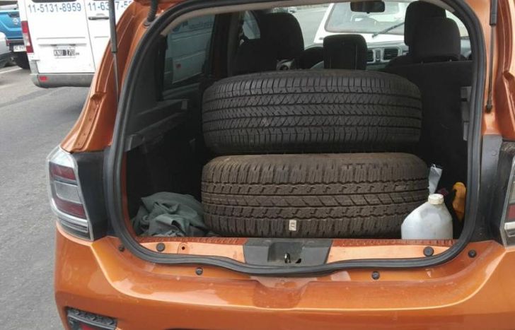 El auto en el que circulaba el robaruedas.