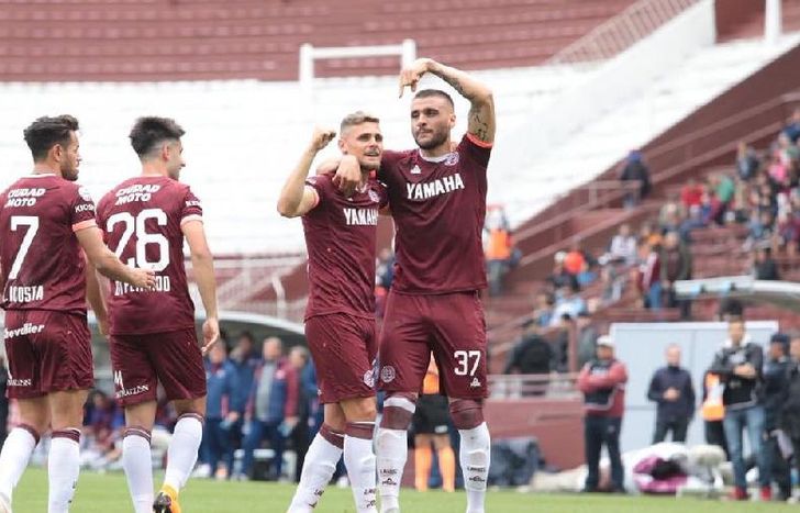 Ribas, autor del primer gol, señala a Pasquini, que le metió un centro bárbaro al segundo palo.