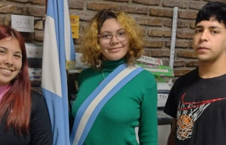 Victoria es el mejor promedio de toda su escuela y cuenta con un grupo de amigos que la apoyan y la ayudan.