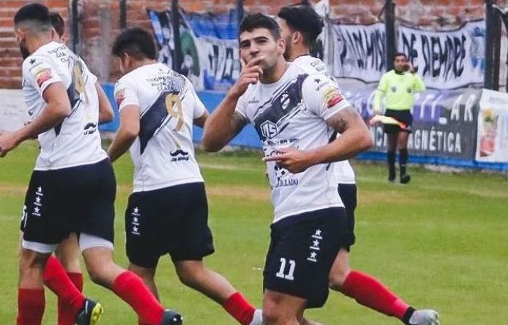 Matías Coselli festeja la apertura del marcador.