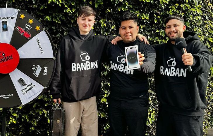 Los amigos con la ruleta de los desafíos.