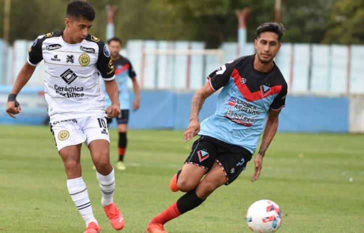 Giménez e Ibáñez en busca de la pelota.